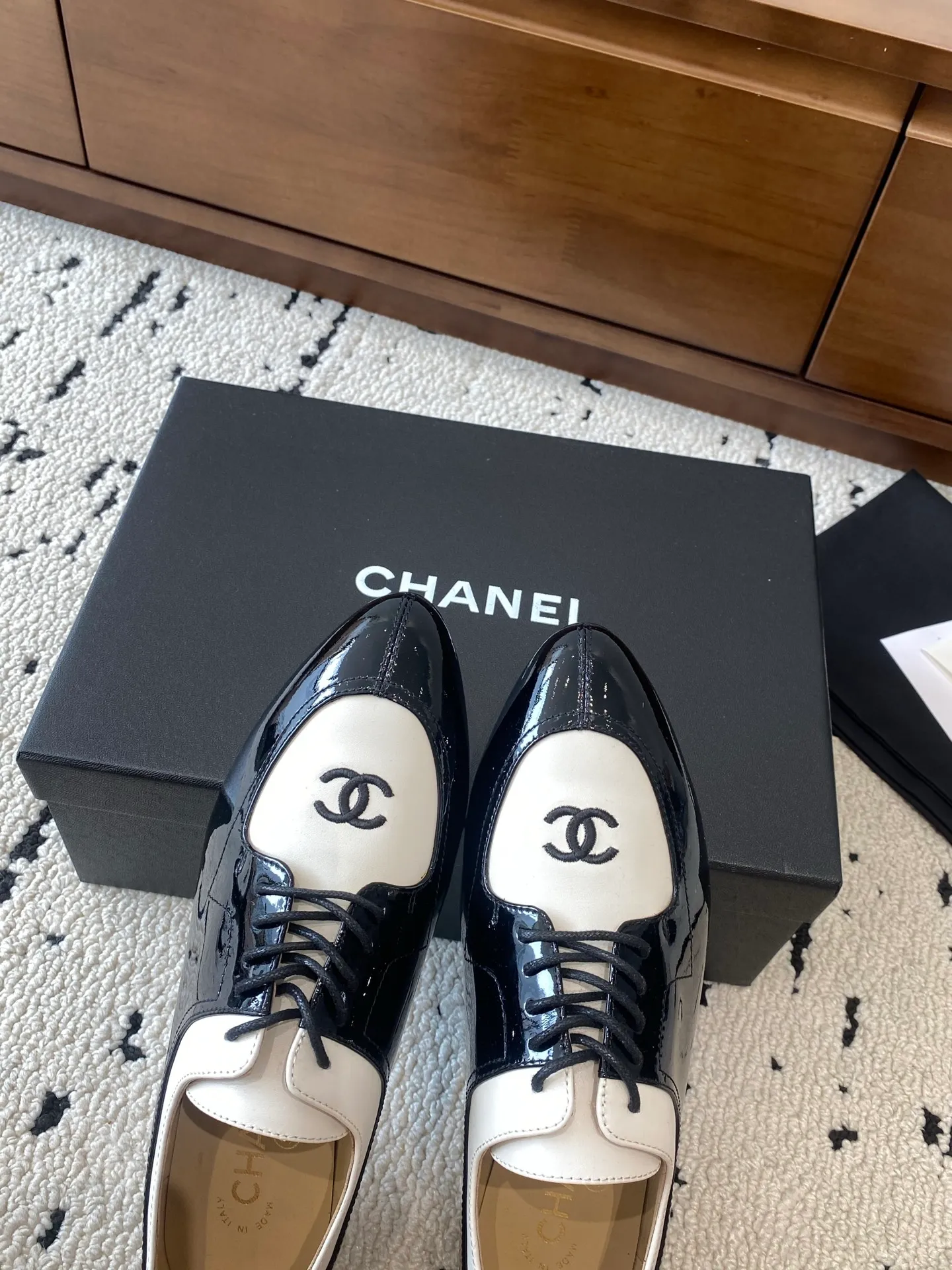 👟👟Ex-factory price 580👟👟 🍀CHANEL｜Chanel Xiaoxiang 25C new autumn and winter products, pointed-toe flat-soled deep-mouth shoes, full of retro style, elegant shoe shape, very pleasing to look at. The pointed toe makes the feet become thinner and looks slender. The classic double-C electric alluring design is particularly fashionable and elegant. The upper is made of top calf patent leather and the lining is silk sheepskin. It is super comfortable. Italian imported cowhide leather outsole. Size: 35-39 (customized 40/41) 👉 👉 👉 Buy now 👉 Buy now 👉
